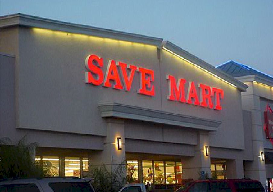 Pan Channel Letters - Save Mart